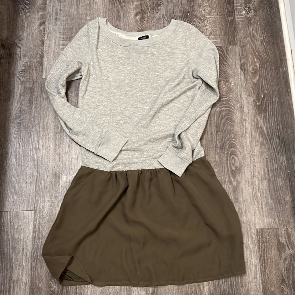 Deletta size large dress, upper soft sweatshirt material
